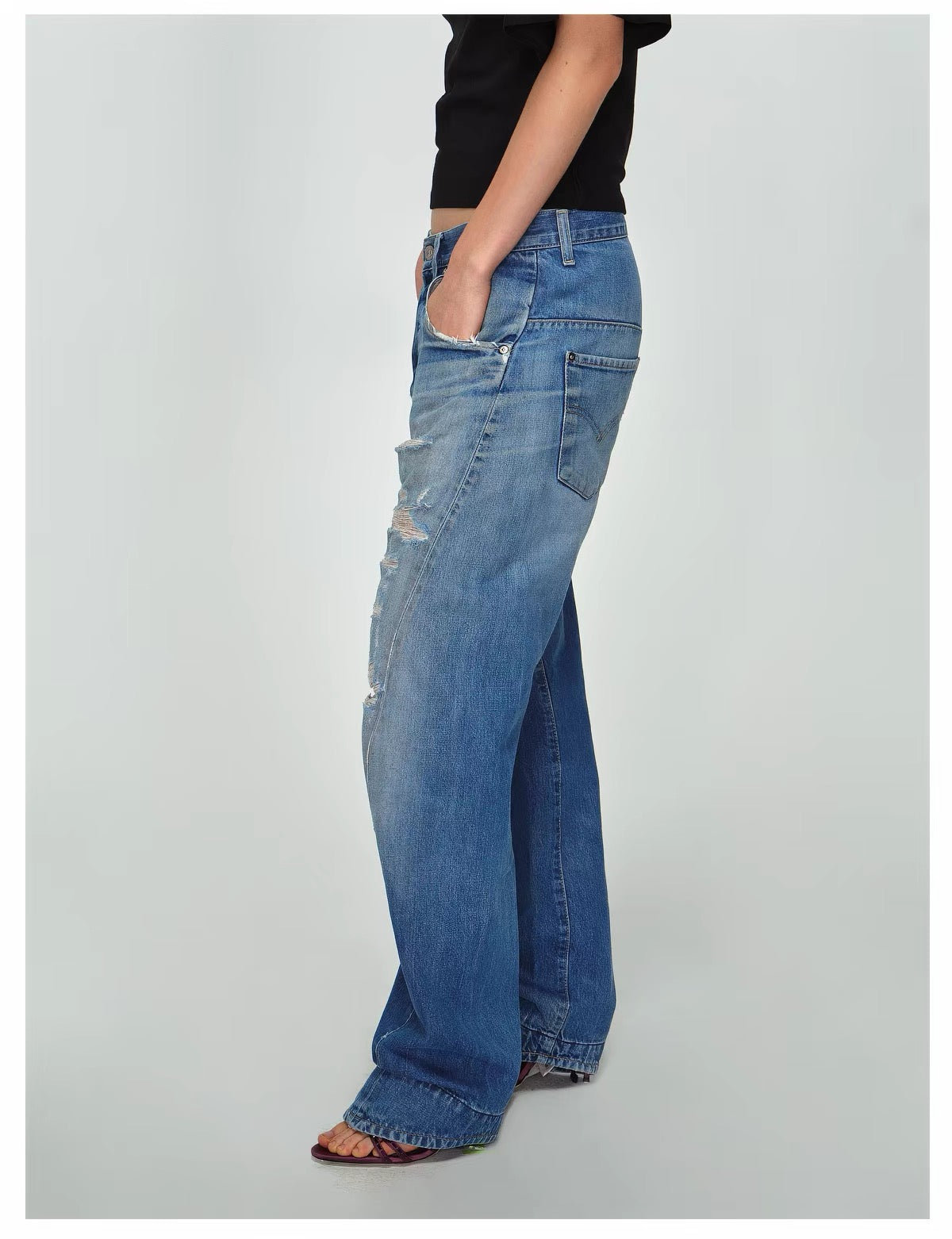 (Pre-Order) antenna effect Engineered Distressed Low-Rise Loose Fit Jeans